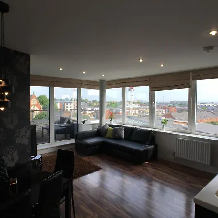 Luxury 2 Bed Penthouse Apartment Near Station